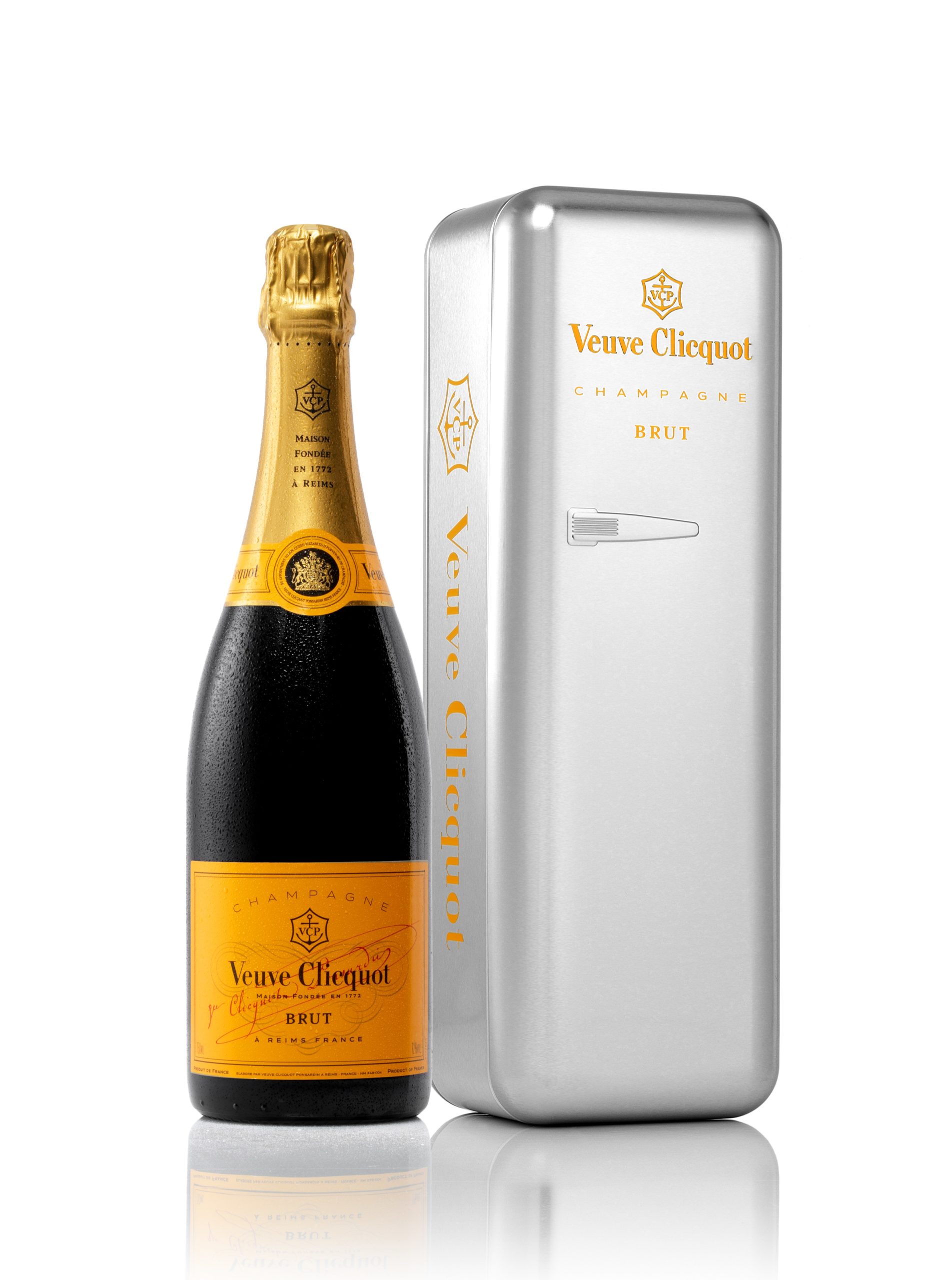 Шампанское клико купить в москве. Veuve Clicquot Brut Yellow Label. Veuve Clicquot Brut Yellow Label Champagne. Шампанское Veuve Clicquot, Brut. Veuve Clicquot Brut 0.75 л.