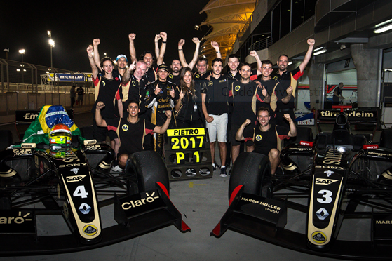Bravo, bravo, bravo! Lotus slaví po 45 letech, zase je u toho Fittipaldi