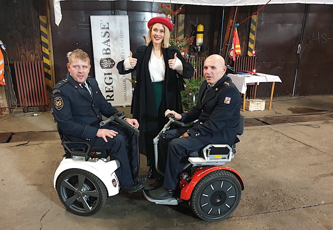 Muzikálová Popelka Kateřina Klausová udělala před Vánocemi radost hasičům a předala speciální vozík
