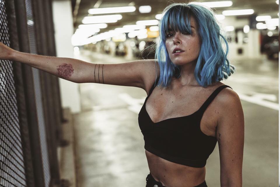 Zpěvačka I am Rosie zveřejňuje klip k novému singlu Addicted