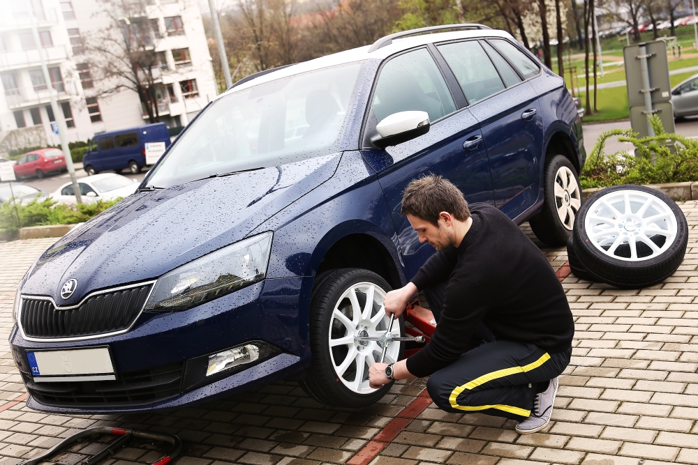 Jak připravit auto na jaro? Výměnou pneumatik to nekončí