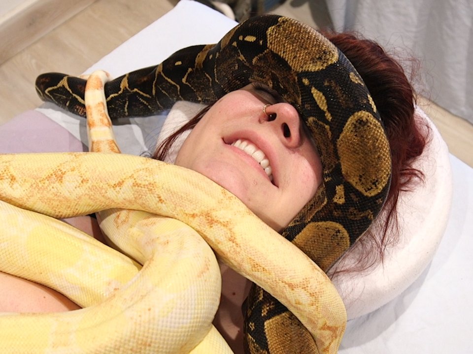Netradiční masáže, které občas mohou trochu děsit. Je libo třeba hady na obličej?