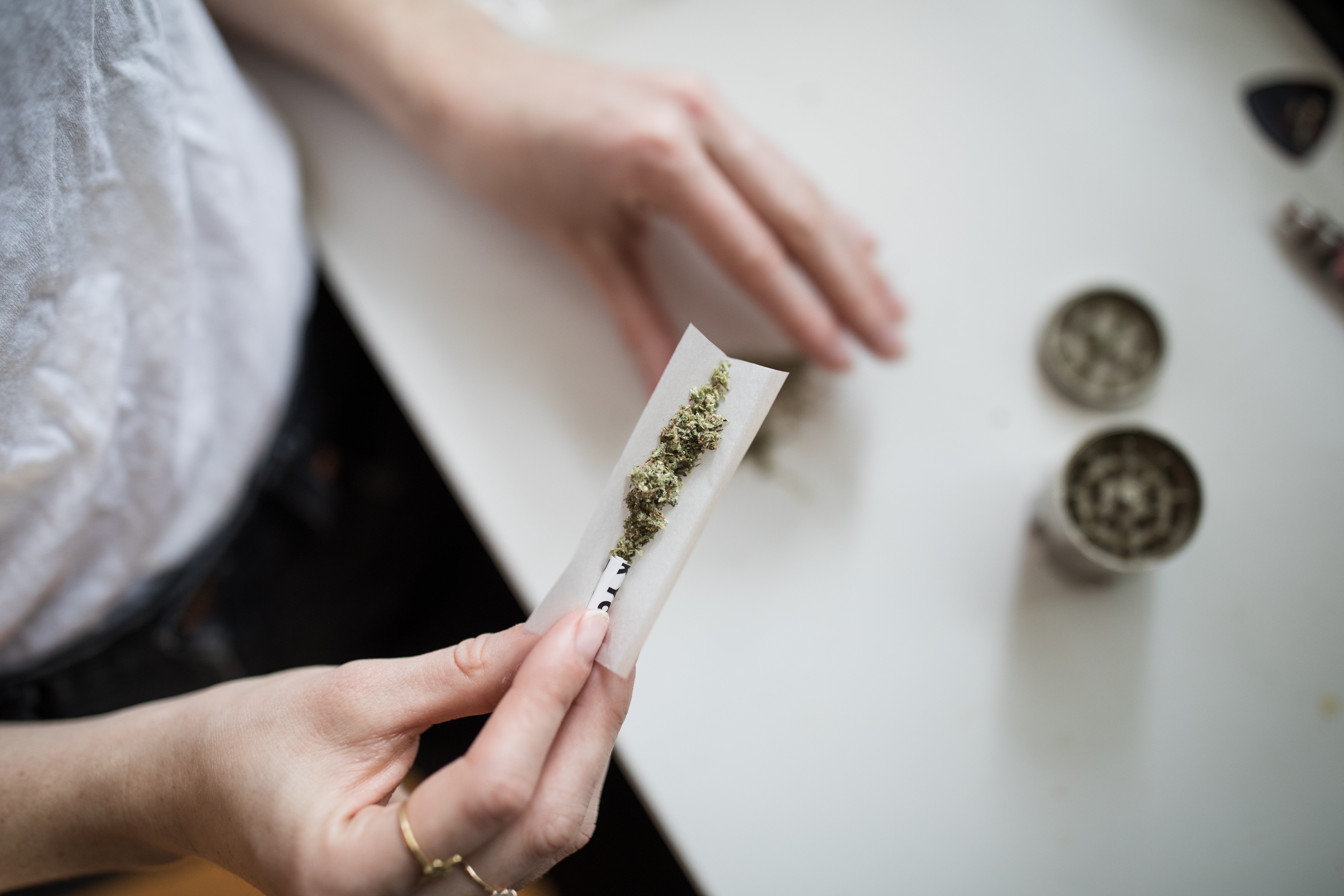 20 % Čechů alespoň jednou ročně užívá drogy, od srpna jim pomůže nová poradenská služba
