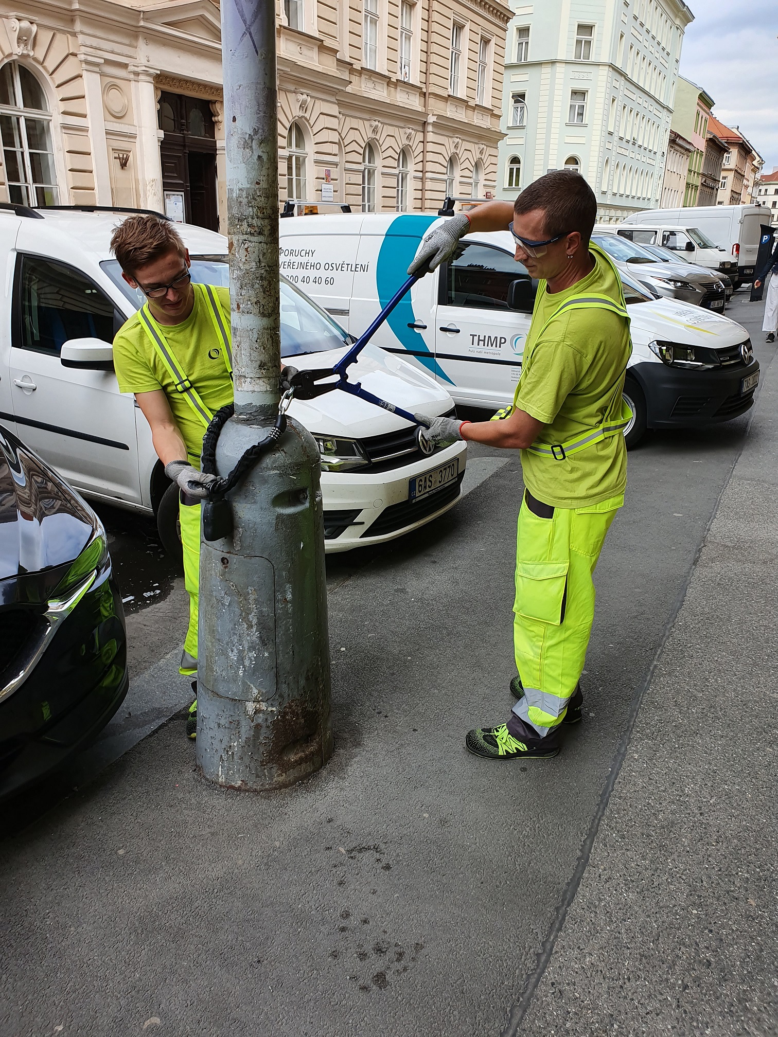 THMP: Boxy na klíče nemají na sloupech veřejného osvětlení co dělat