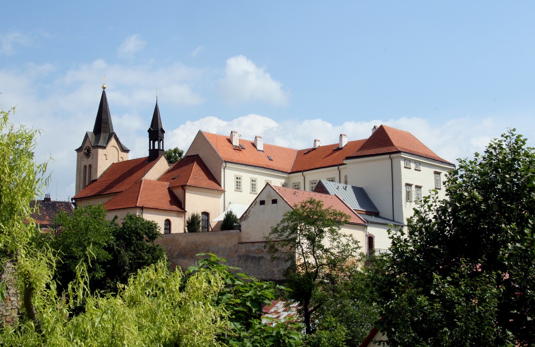 Chvalský zámek se těší na návštěvníky  a chystá novou výstavu Pojďte děti, budeme si hrát