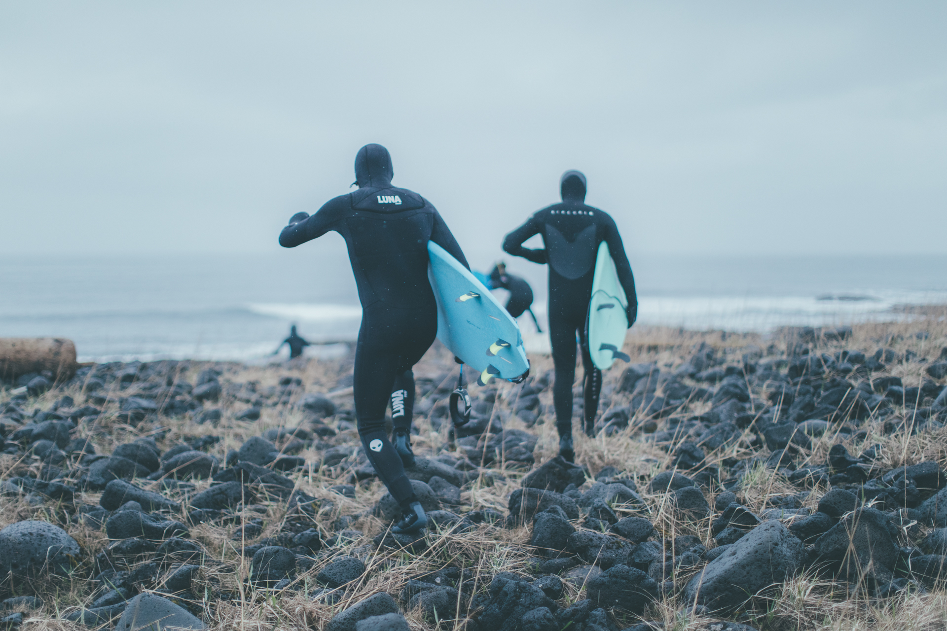 Dokumentární snímek o surfařích na Islandu Between Fjords se v září dočká premiéry