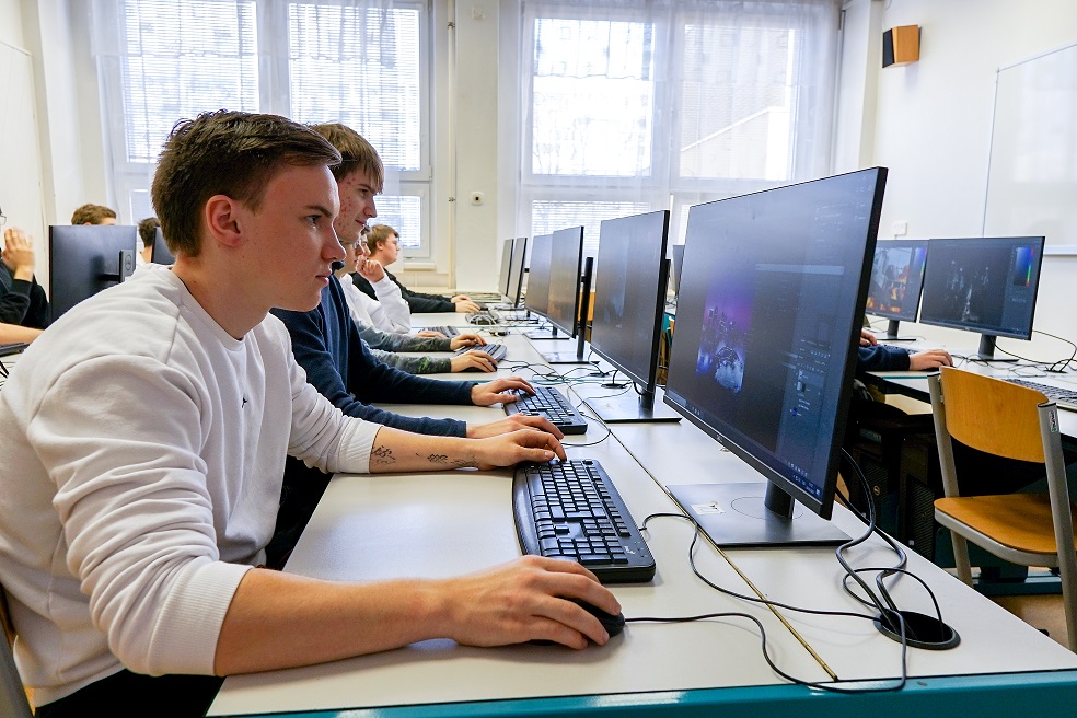 Koronakrize ukázala důležitost profesí v IT. Absolventů ICT oborů ale trvale ubývá