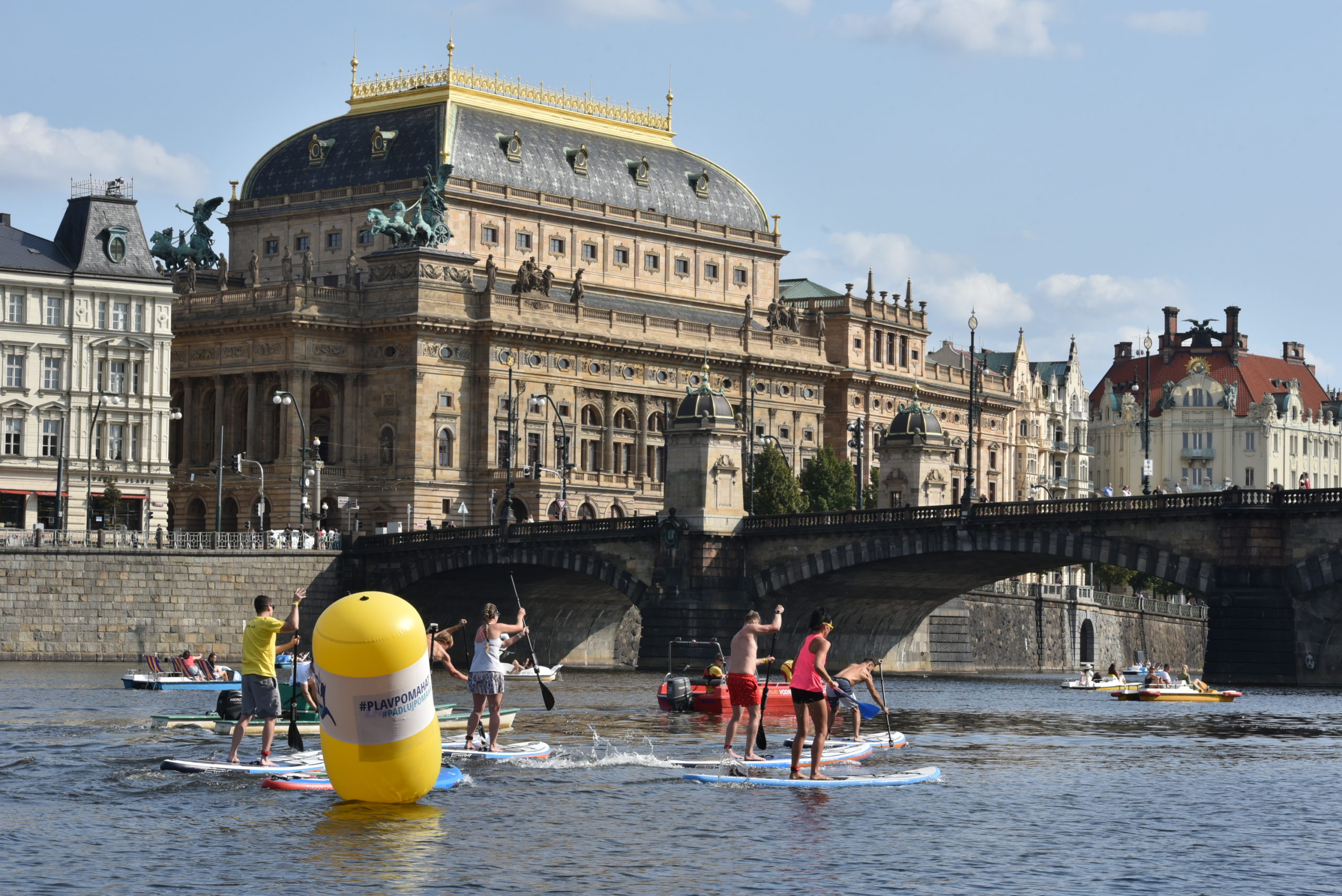 Prague City Swim: Ve Vltavě se závodilo za dobrou věc