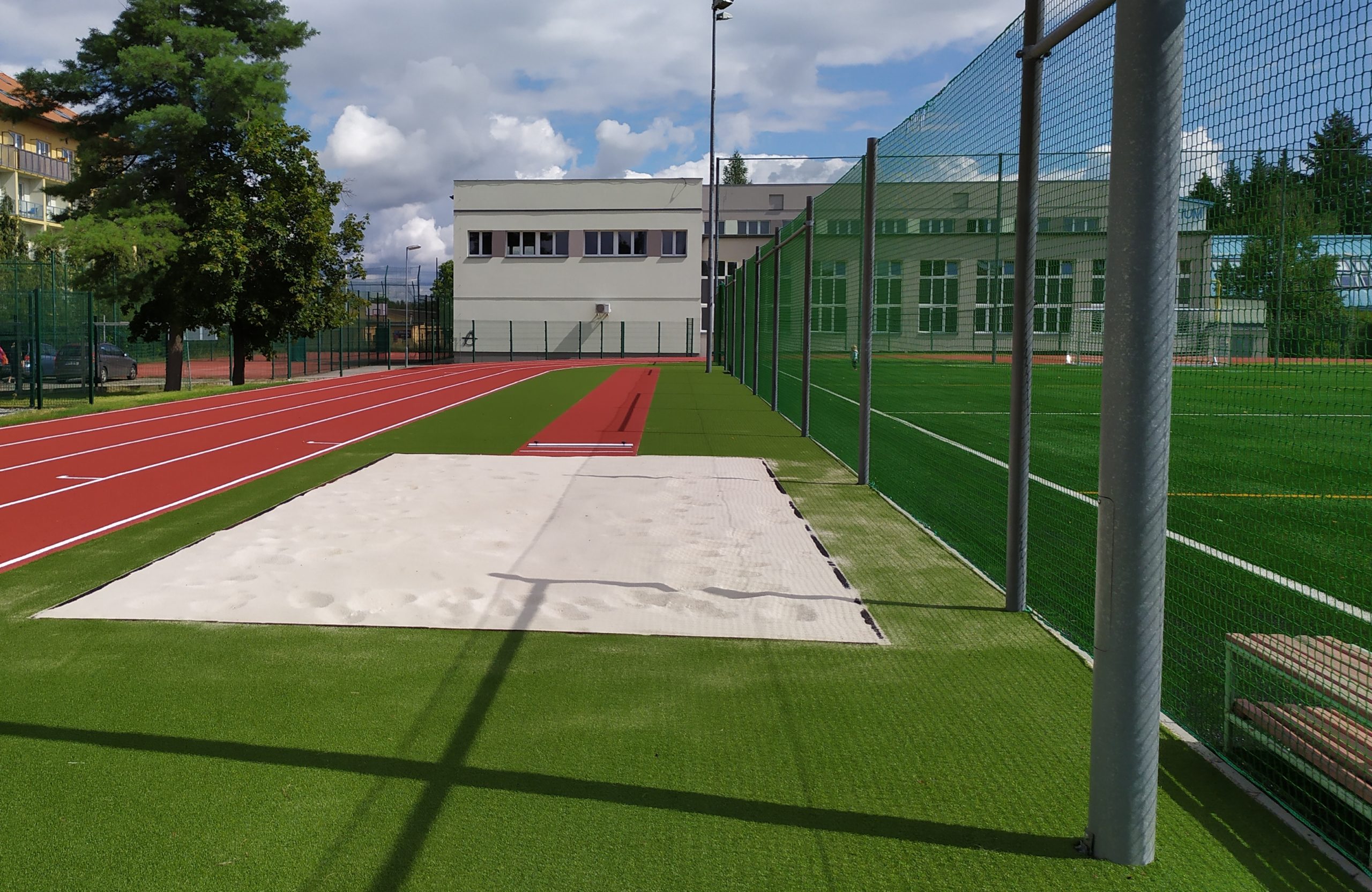 Město Dobříš otevřelo nový školní pavilon a zrekonstruované multifunkční sportovní hřiště
