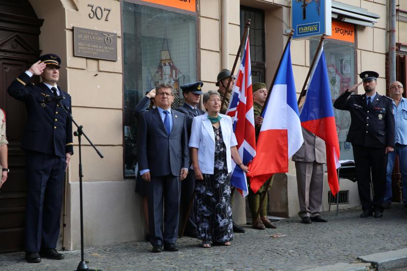 Starosta Roudnice nad Labem František Padělek odhalil pamětní desku hrdiny 2. světové války – pilota Jiřího Kučery