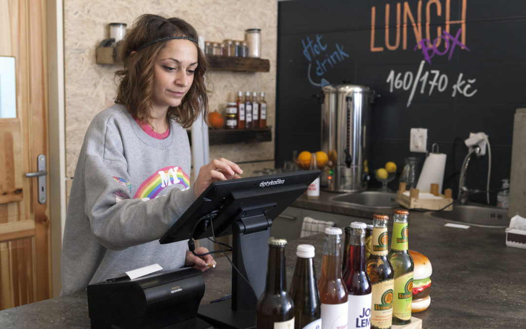 Dva týdny gastro lockdownu: Okýnkáři mají slibné prodej