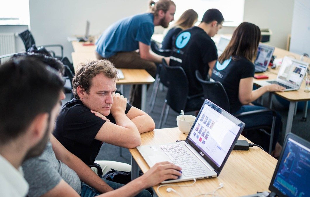 Průzkum: Zájem o kurzy IT stále roste. Důvodem je i covid