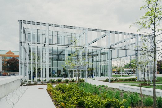 Moderní kancelářské budovy jsou zelené a nabité technologiemi. Chytré je v nich i větrání a řešení úklidu