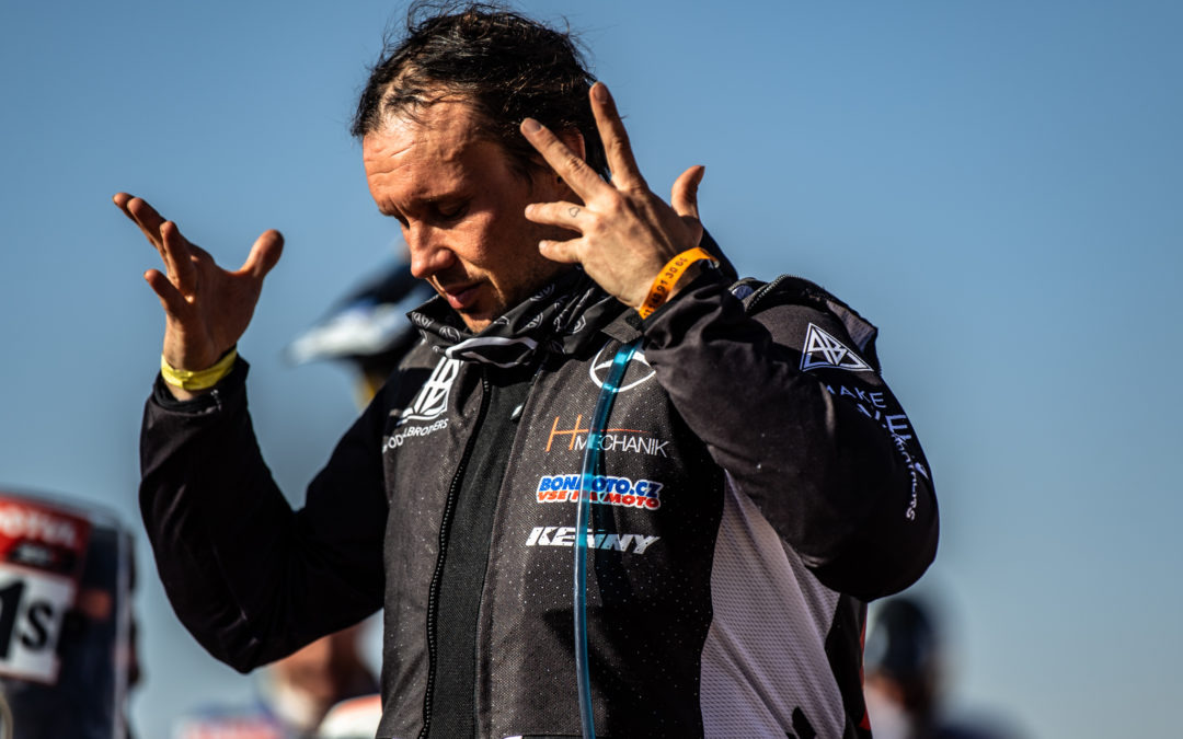 Podmol absolvoval etapu po otřesu mozku. Shořelo mu čerpadlo a do cíle dojel i díky nalezené pet láhvi