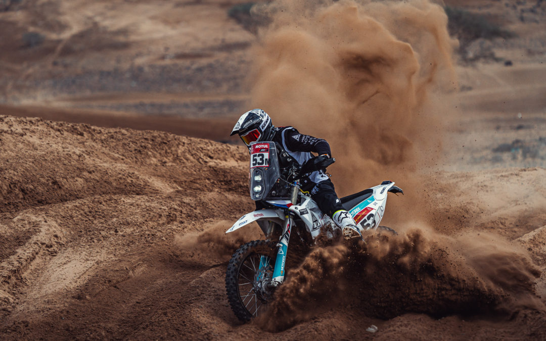 Podmolovo drsné seznámení s Dakarem: po 500 metrech havaroval s motorkou