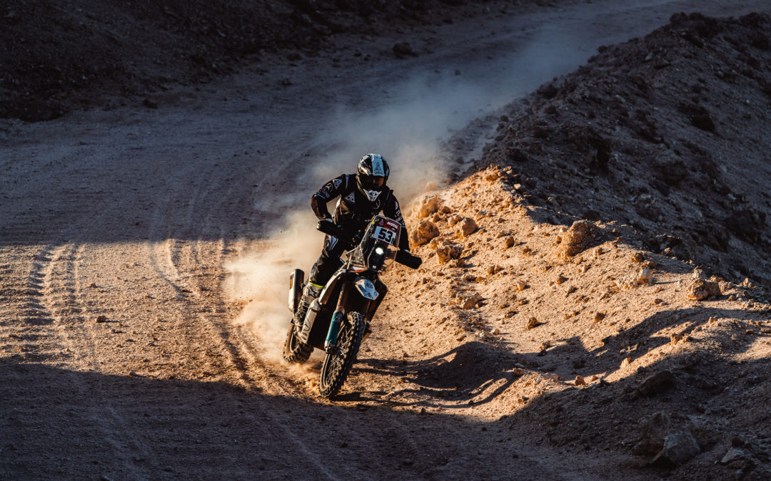 Podmol dojel v nebezpečné etapě Dakaru třicátý. Ráno se cítil jako Střihoruký Edward