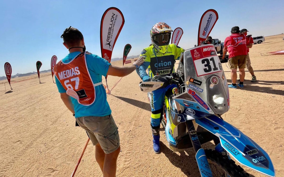 Místo maratonu je to na Dakaru zatím sprint! Michek s Engelem přenastaví své motorky