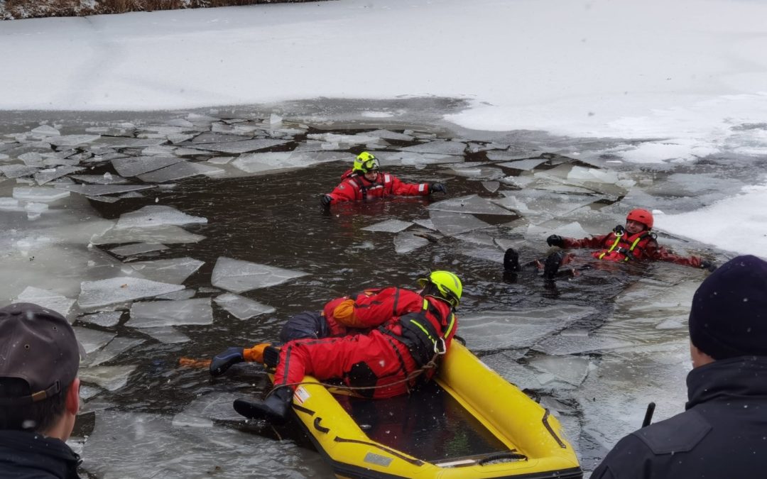 Výcvik hasičů v zimě je pořádná makačka