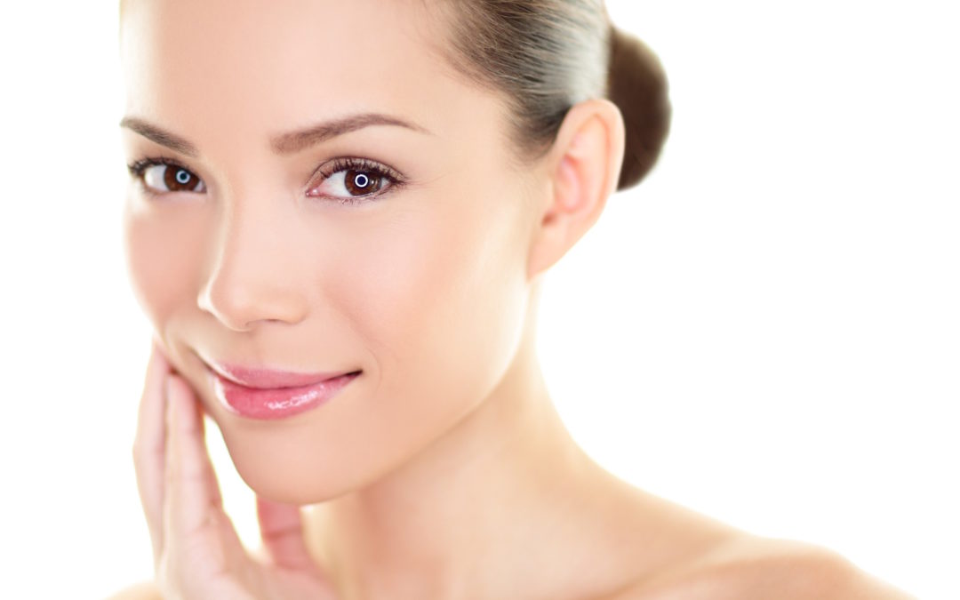 Oční vrásky způsobí i špatné usínání. Jak nejlépe pečovat o oční okolí?