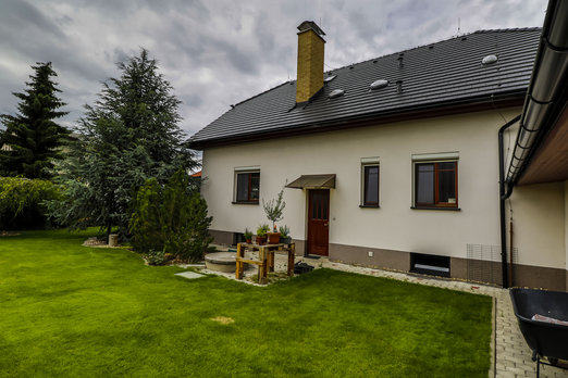 Lidé již rok kutí doma v karanténách, budují podkroví, pracovní kouty, ale i nové trávníky, živé ploty či pergoly