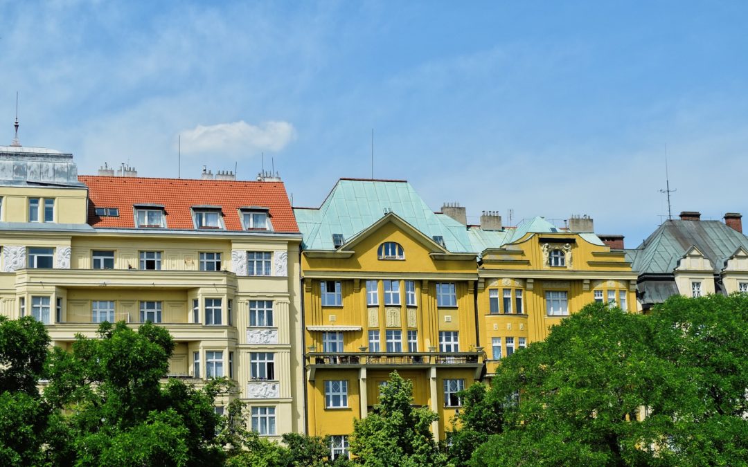 Pražané vydělávají na vlastní bydlení nejdéle v regionu