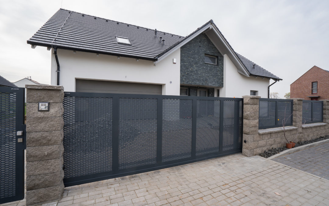 Přemýšlíte o novém plotu? Kvalitní oplocení poslouží několika generacím