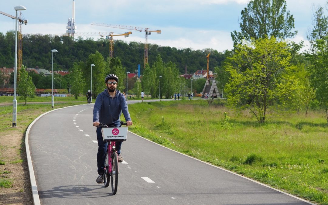 Cyklostezka na Rohanském ostrově je hotová, dostala nový povrch a je širší