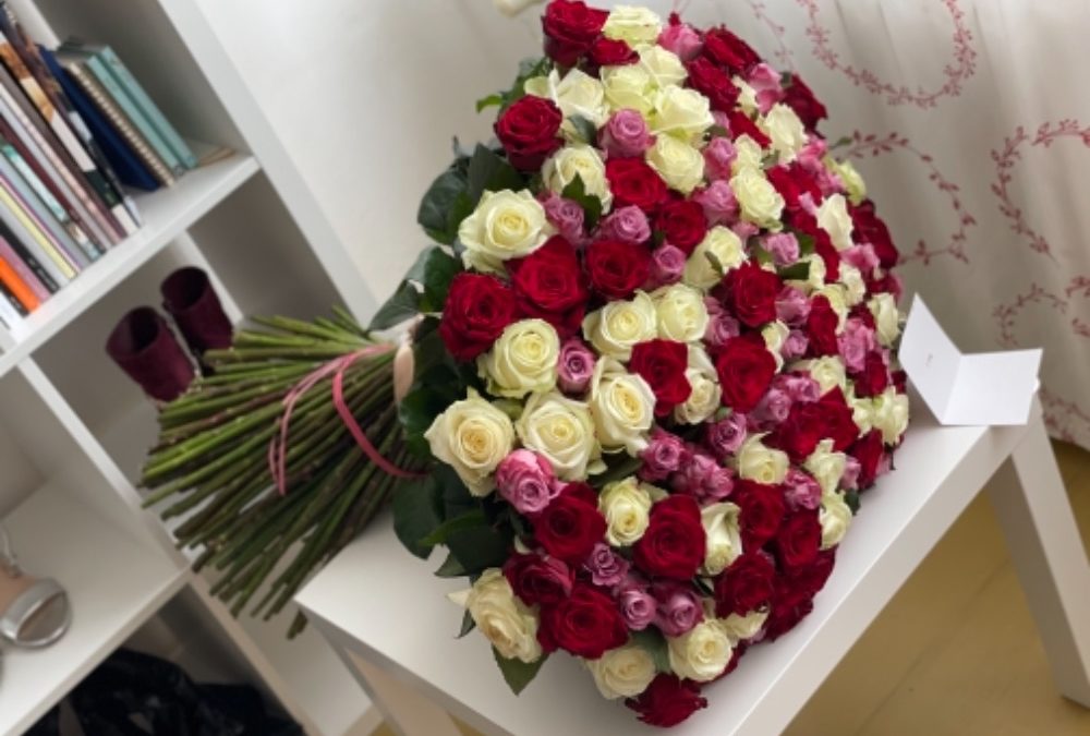 Má pozorného ctitele: Zpěvačka Aneta Veronika Horáková dostala nálož květin!