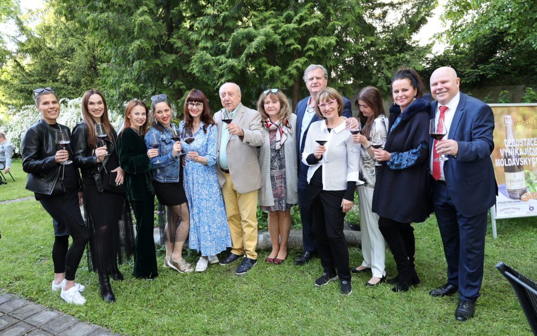Zahradní party v moldavském stylu zahájila sezónu venkovních akcí