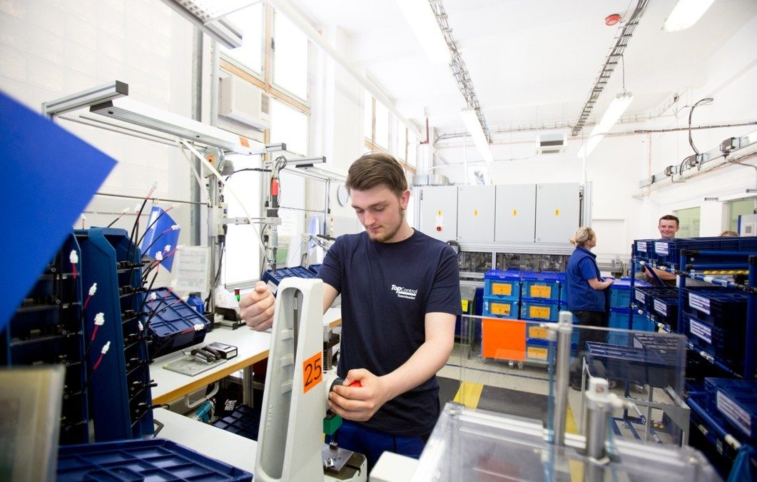 Míra nezaměstnanosti v ČR klesá a mzdy rostou. Česko už není montovnou Evropy