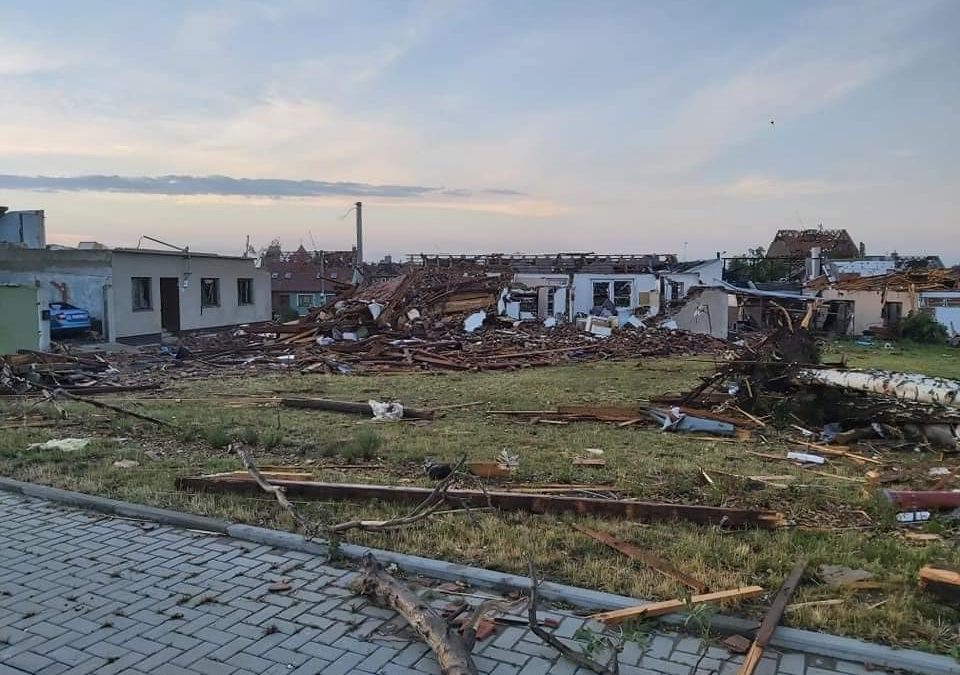 Tornádo ničilo a bralo životy. Pomoci můžeme my všichni, pojďme do toho!