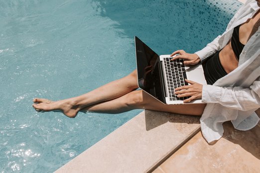 4 pracovní věci, které zaručeně zkazí odpočinek o dovolené