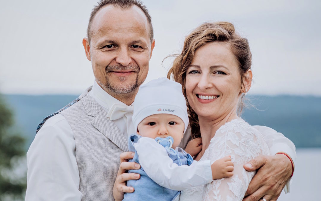 Moderátor a herec Petr Rajchert – dnes už Hradil, se oženil a má v rodných jižních Čechách velké plány