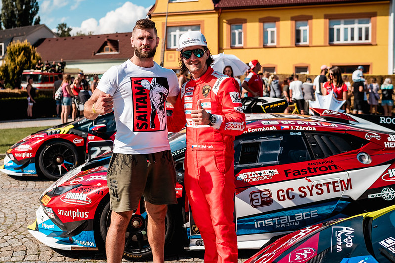 Potmě a mezi balíky slámy: Huracány Mičánek Motorsport powered by Buggyra okouzlily nevšední exhibicí