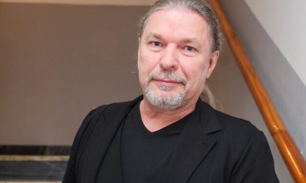 Zpěvák Petr Kolář u sebe objevil vzácnou alergii: Kombinace banánu a slunce
