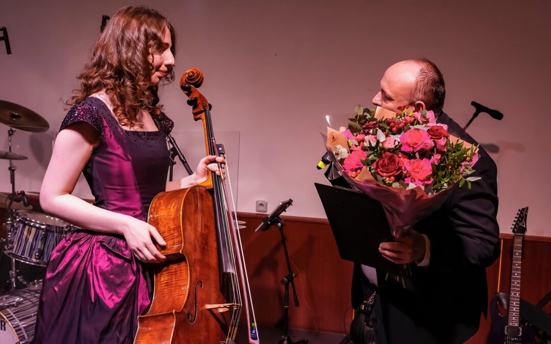 Klasická hudba jako poděkování dobrovolným hasičům. Violoncellistka Dali Gutserieva podpořila projekt Spolu s Hasiči