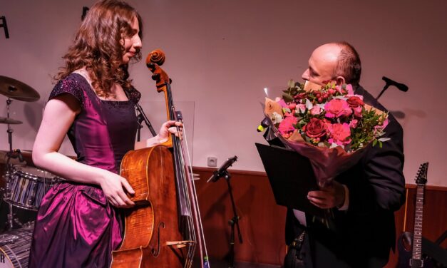 Klasická hudba jako poděkování dobrovolným hasičům. Violoncellistka Dali Gutserieva podpořila projekt Spolu s Hasiči