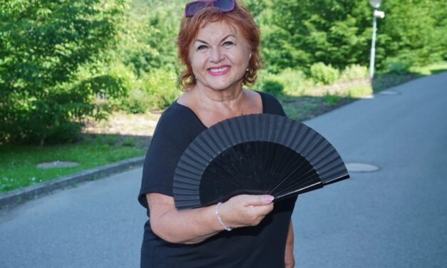 Po dvanácti operacích Hanka Křížková skládá poklonu zdravotníkům. Zazpívala na soustředění soutěže Anděl mezi zdravotníky