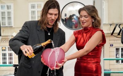 Nelly Řehořová slavila 25. narozeniny ve velkém stylu. Debutové album pokřtila v butiku, jehož je tváří